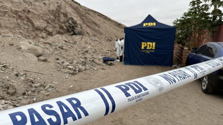 Fiscalía investiga homicidio en Arica: Mujer fue encontrada baleada al interior de un auto