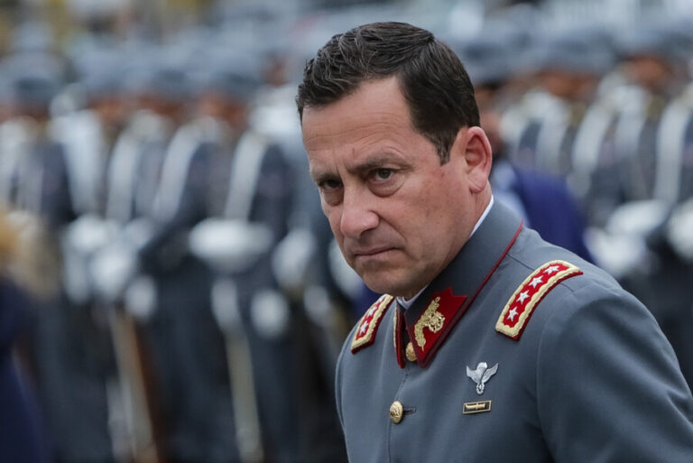Tras fatal marcha en Putre: Quiénes son los dos Altos Mandos llamados a retiro por el general Iturriaga