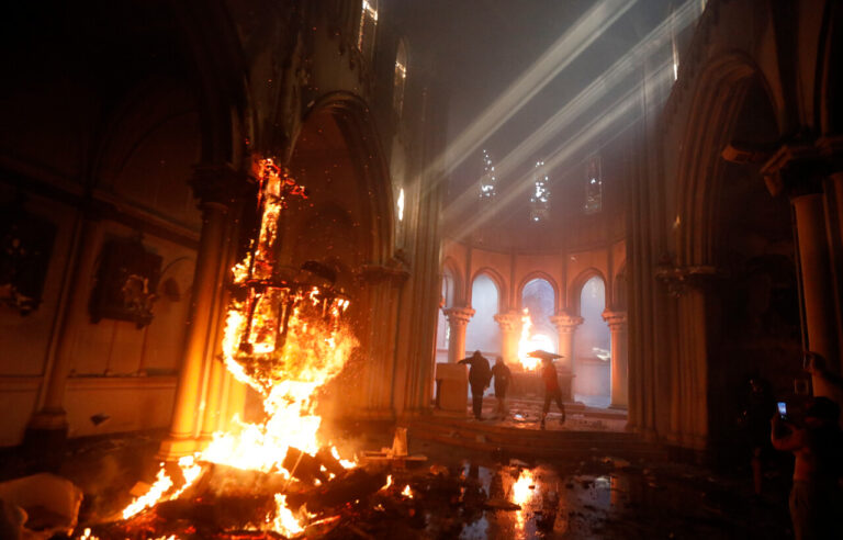 Condenan a 10 años de cárcel al acusado de incendiar iglesia de Carabineros durante el estallido social