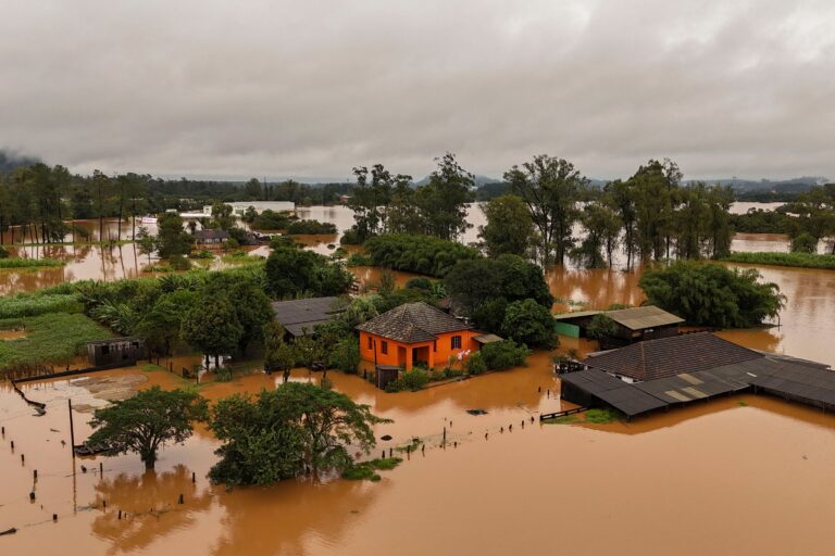Brasil: 31 muertos y 74 desaparecidos tras devastadoras lluvias e inundaciones en Río Grande del Sur