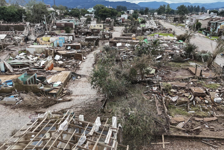 Brasil: Aumenta a 136 el número de muertos por inundaciones en el sur del país