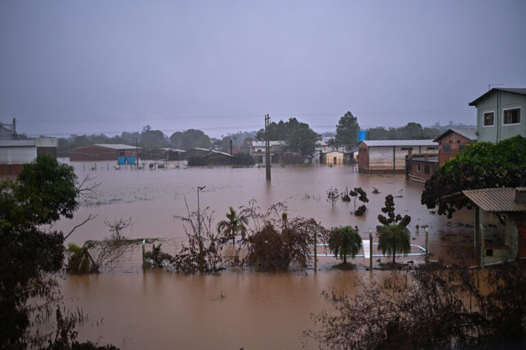 Lula aplaza su visita oficial a Chile para concentrarse en las inundaciones en Brasil