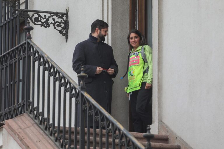 Mamá de Tomás Ross se reúne con Gabriel Boric en La Moneda: 