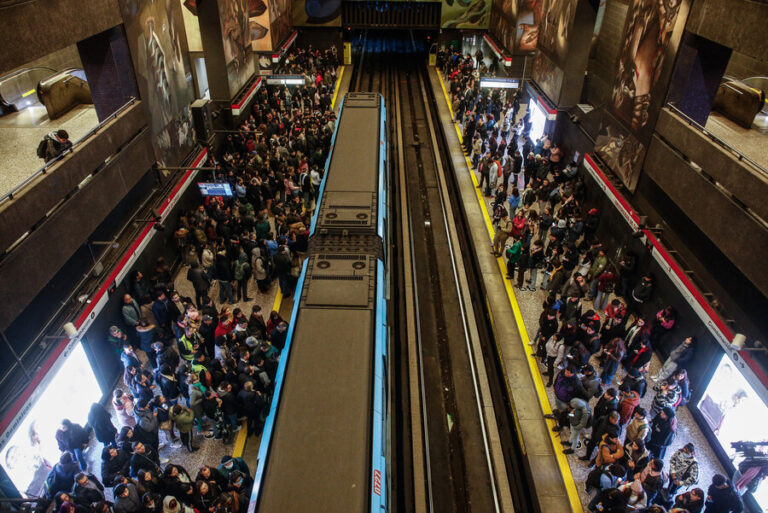 Metro de Santiago cierra múltiples estaciones y reporta atrasos en servicio de Línea 1