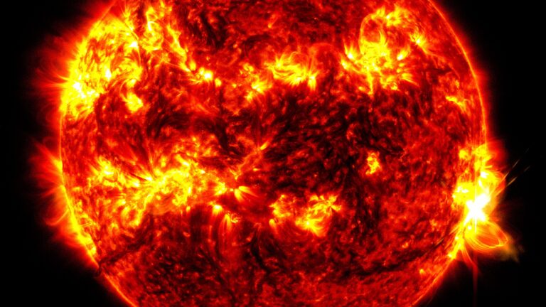 La Nasa informó que el Sol emitió una fuerte erupción: Fue clasificada como la llamarada más intensa