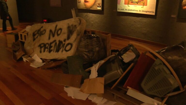 Los descargos del artista cuestionado por su exposición en Vitacura que recorre parte de la historia de Chile