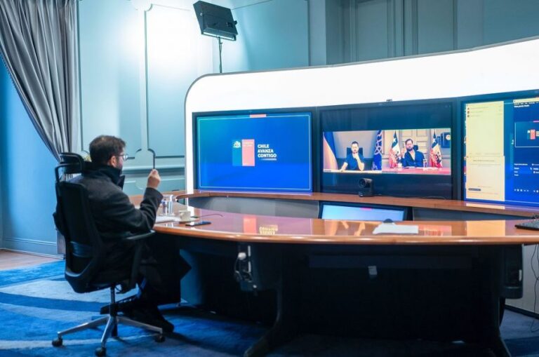 Zelensky se reunió con Boric por videollamada y lo invitó a participar en Cumbre Mundial de la Paz por Ucrania