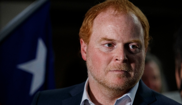 No pudo entrar a Venezuela: Régimen de Nicolás Maduro impide ingreso al país a senador Rojo Edwards y lo deporta a Chile