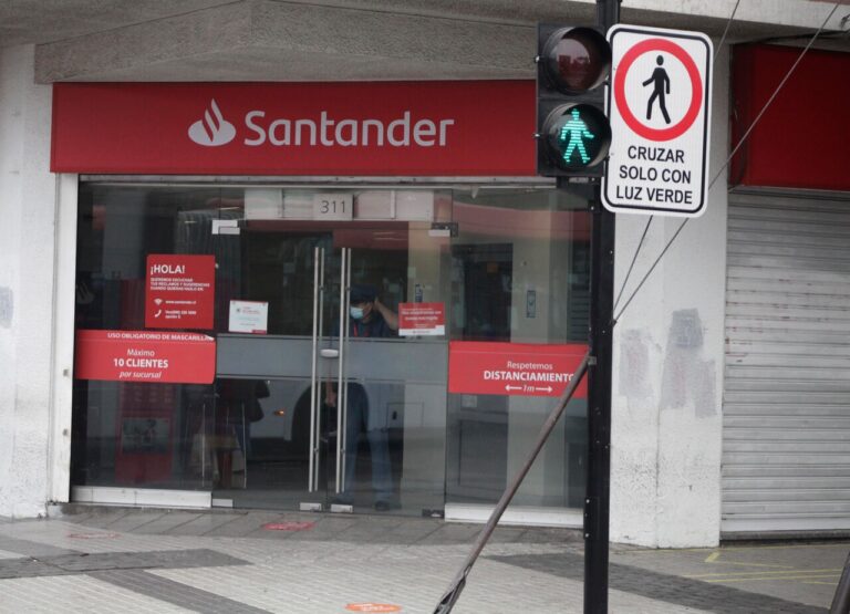 Banco Santander reporta filtración de datos de clientes y empleados en Chile, España y Uruguay