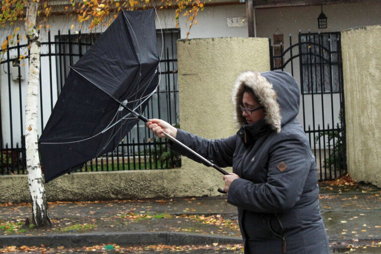 Meteorología emite aviso por vientos de hasta 80 km/h en seis regiones del país
