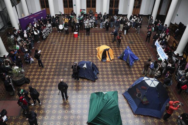 Universitarios piden al Gobierno romper relaciones con 