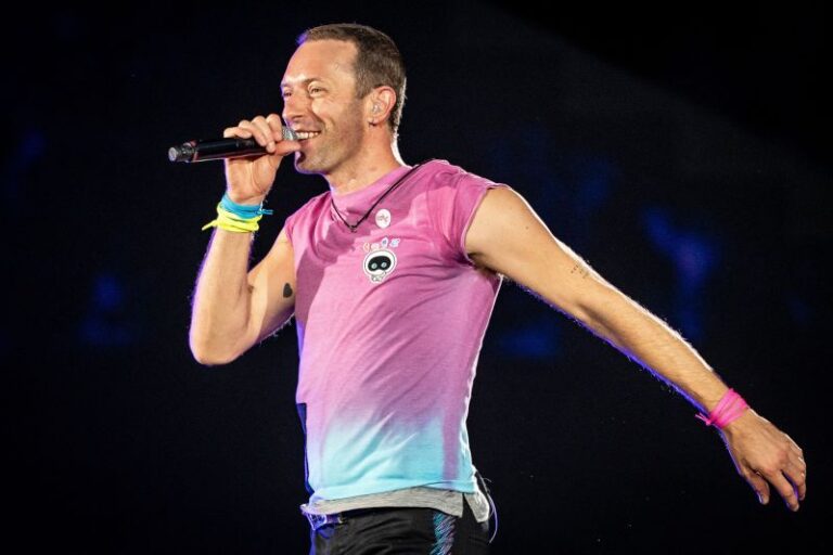 Fan de 64 años iba a show de Coldplay y quedó a medio camino por molestias de artrosis: Chris Martin la vio y la llevó en su auto