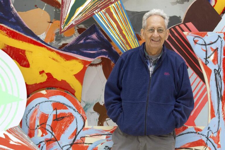 Un precursor del minimalismo: Muere a los 87 años el pintor Frank Stella, reconocido por su arte abstracto de posguerra