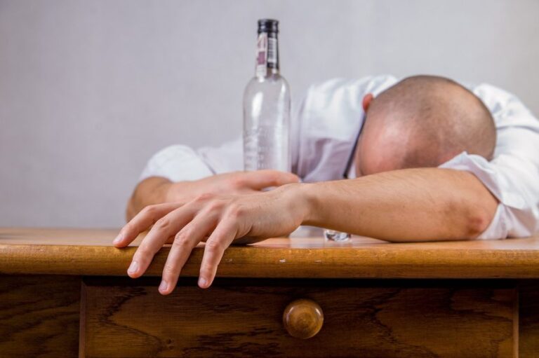 La importancia de los grupos de autoayuda en la adicción al alcohol: ¿Cómo ser parte de alcohólicos anónimos?
