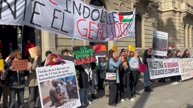 FEUC exige al rector romper relaciones con universidades israelíes: Estudiantes protestaron afuera de Casa Central