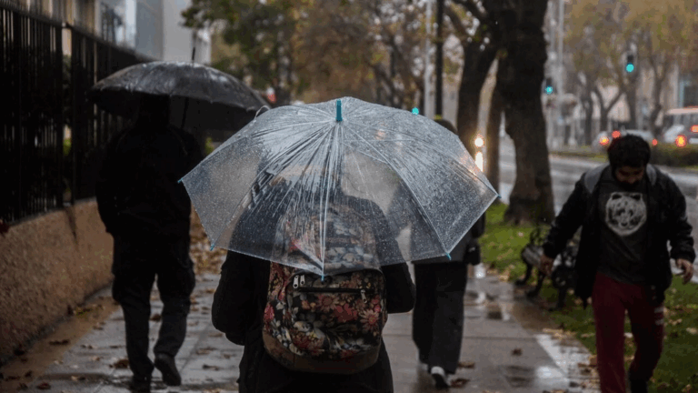 ¿Se queda el paraguas en la casa?: Revisa aquí el pronóstico del tiempo para esta semana en Santiago