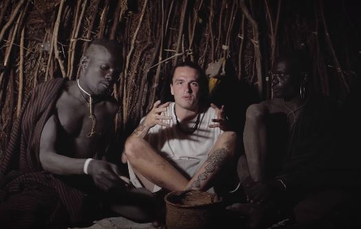 Bebió sangre de vaca: Youtuber español convivió con los Mursi, la tribu visitada por Pancho Saavedra y Jorge Zabaleta en Etiopía