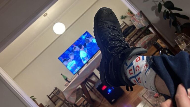 Con calcetines cruzados incluidos: Presidente Boric celebró triunfo de Católica ante la U en el Clásico Universitario