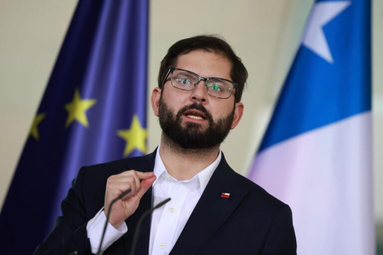 Boric dice que las instituciones en Venezuela están “claramente deterioradas” y descarta carrera armamentística por la Antártica