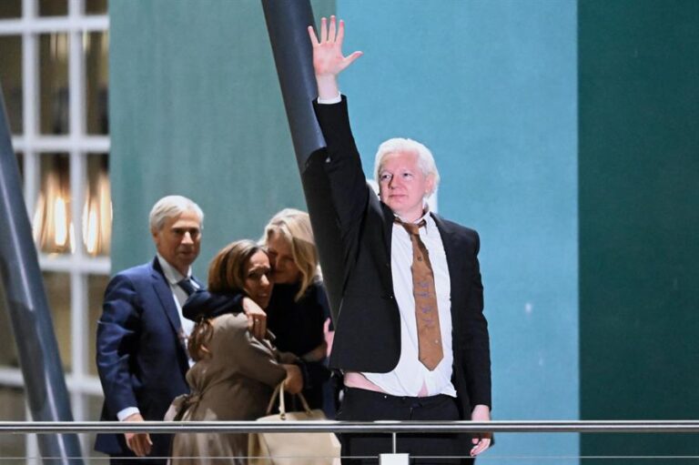 Raúl Sohr recuerda cuando entrevistó a Julian Assange mientras estaba refugiado en la Embajada de Ecuador en Londres