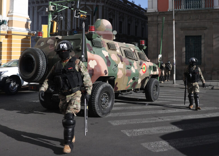 Con un tanque y cientos de militares: Así entraron las fuerzas armadas al palacio de Gobierno de Bolivia