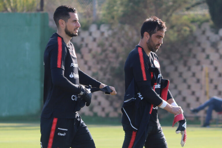 Se encienden las alarmas en La Roja: Claudio Bravo y Gabriel Arias salen con molestias del partido contra Paraguay