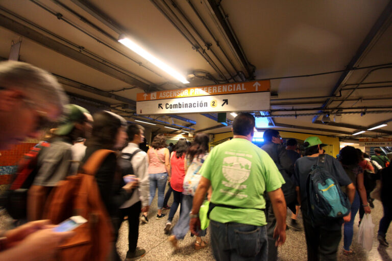 Tras dos horas sin servicio: Metro de Santiago restablece funcionamiento de la Línea 2