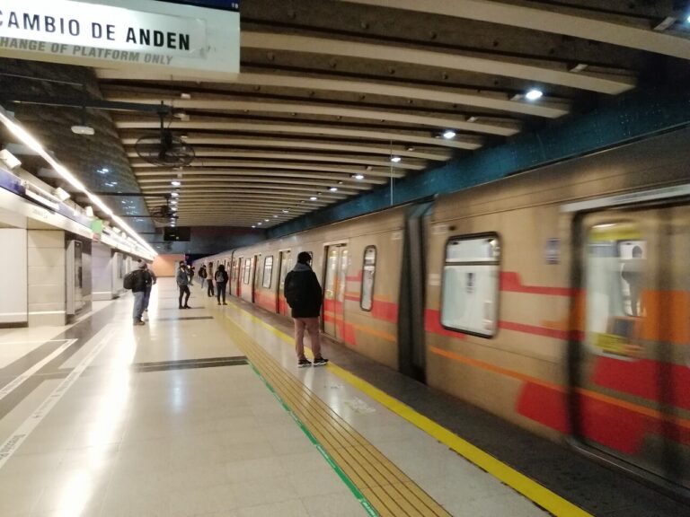 Metro de Santiago restablece servicio de la Línea 4: 