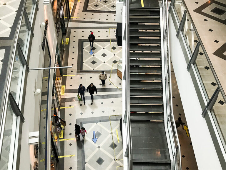 Dirección del Trabajo suspendió a casi 300 trabajadores por prestar servicios en malls durante las primarias