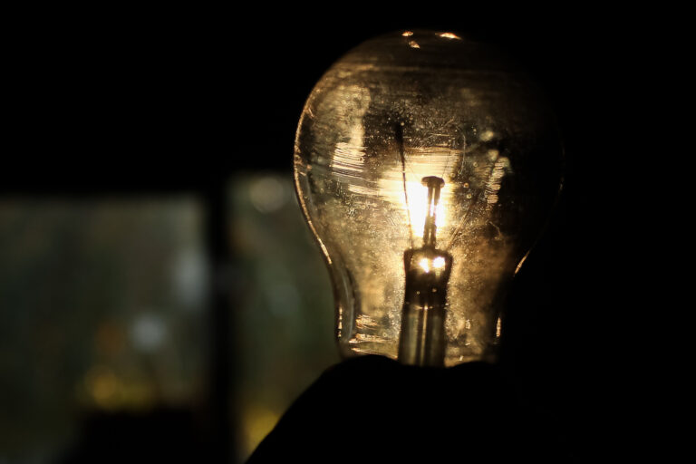 ¿Qué mecanismos se utilizan para el alza de las cuentas de luz? Académico de la USACH entrega los detalles