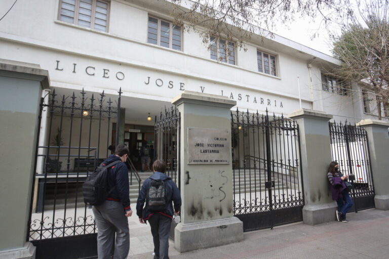 Múltiples hechos de violencia sacuden al Liceo Lastarria en Providencia: Director fue rociado con bencina