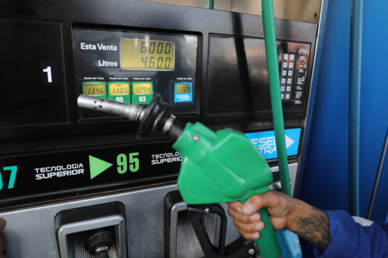 Bajan las bencinas: Precios de combustibles caerán cerca de $29 por litro