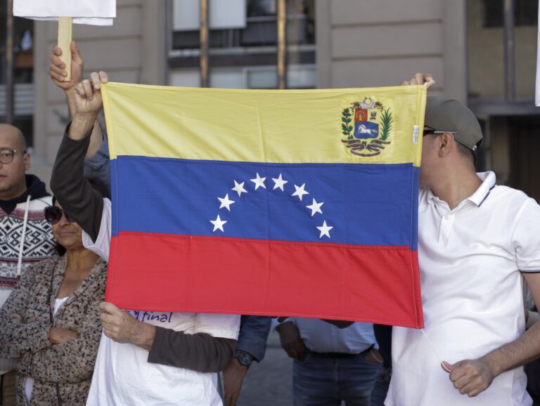 Manifestantes intentan agredir a embajador de Venezuela en Chile