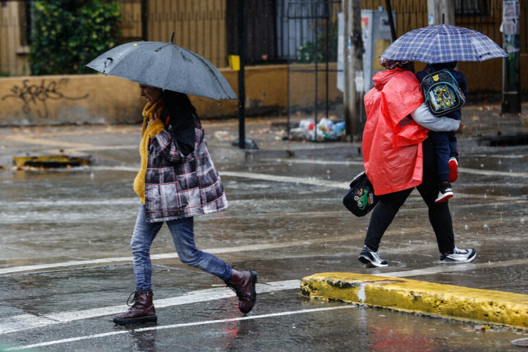 Se acerca nuevo sistema frontal a la Región Metropolitana: ¿A qué hora comenzará a llover?