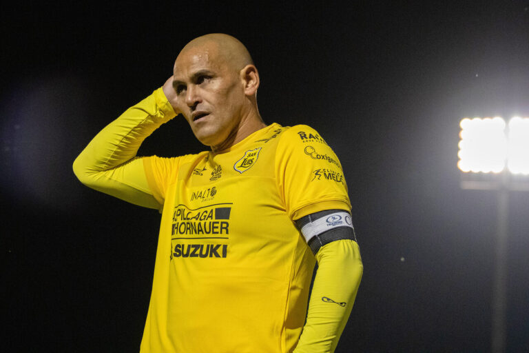 Sufre el hombre del planeta gol: Humberto Suazo sufre lesión de ligamento y es baja por tiempo indefinido