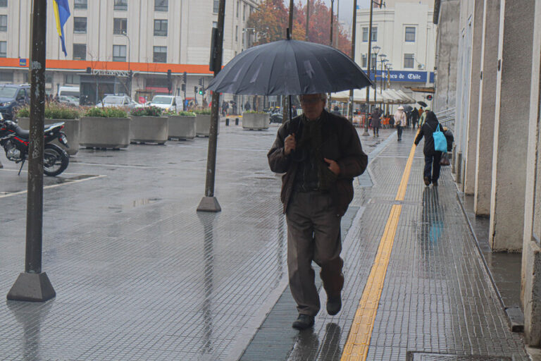 Pronostican nuevo sistema frontal en la Región Metropolitana: Llegaría este fin de semana con fuertes vientos y lluvias