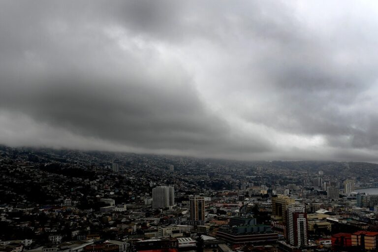 Emiten aviso de tornados en cinco regiones de Chile