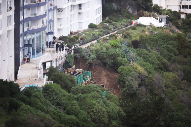 Con un socavón de 30 metros: Las impactantes imágenes del edificio Euromarina II en Reñaca