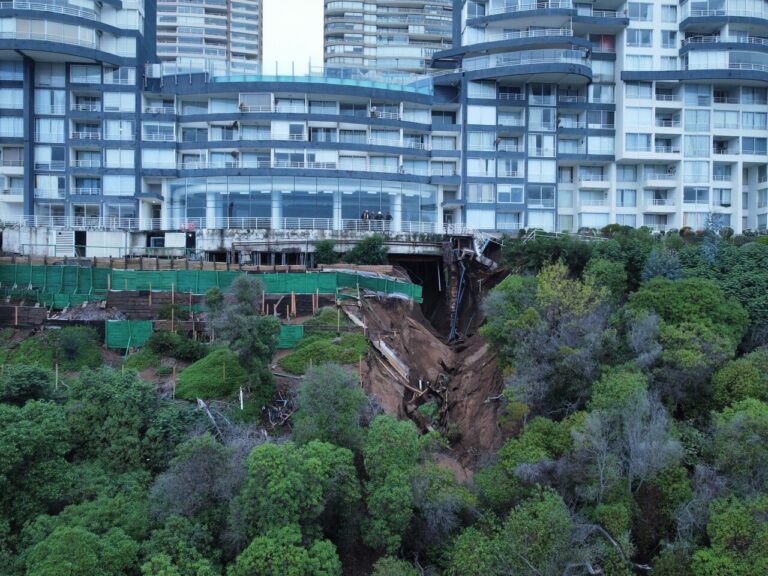 Al menos cinco personas permanecen en el edificio Euromarina II a pesar de la evacuación obligatoria