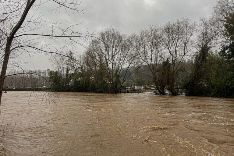 Senapred declara Alerta Roja en Nacimiento por desborde del río Vergara