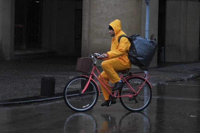 ¿A qué hora empezará a llover este lunes en la Región Metropolitana?