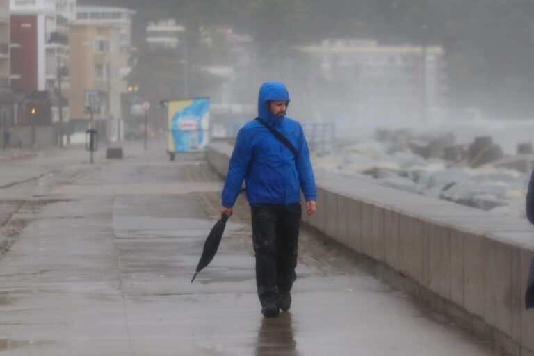 Hasta 120 mm: Decretan alerta amarilla para las regiones de Valparaíso, Metropolitana y Maule por intensas lluvias