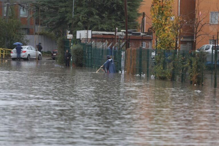 Intensas lluvias provocan evacuaciones masivas por desbordes de ríos y remociones en masa en la RM, O'Higgins y Valparaíso