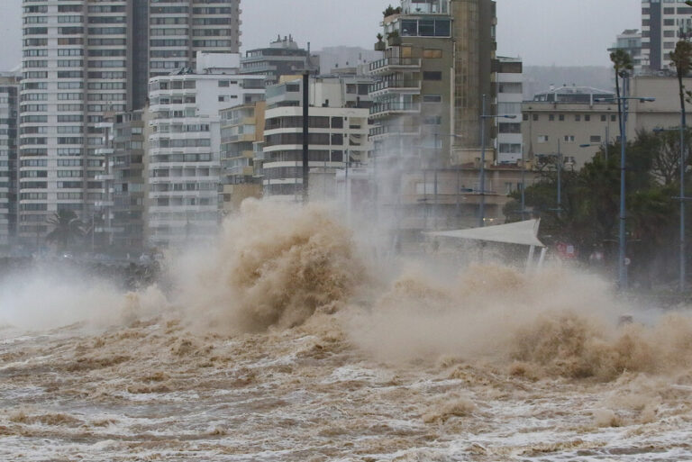 Pese a advertencias por olas de 7,5 metros: Vecinos viñamarinos insisten en acercarse a borde costero para ver marejadas