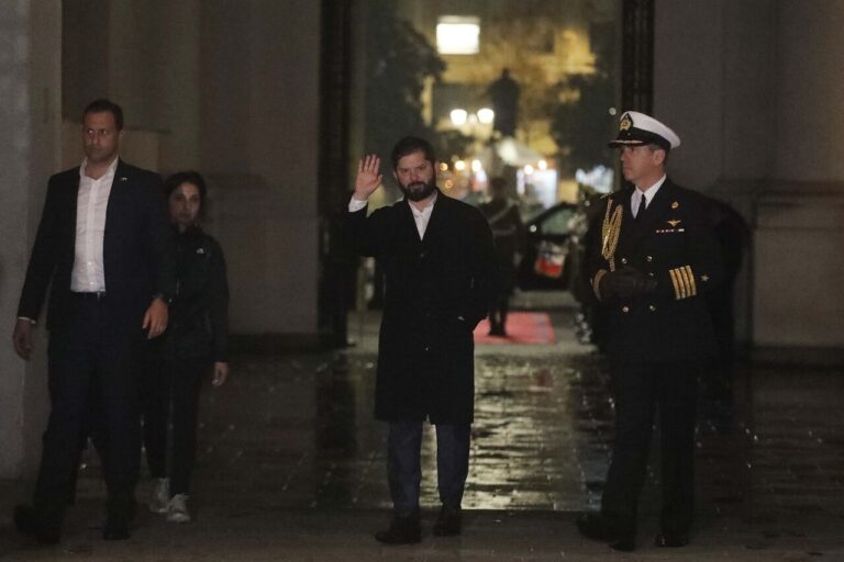 Boric aterrizó en Chile tras gira europea: Hoy se reunirá con el presidente de Uruguay y viajará a la Región del Biobío