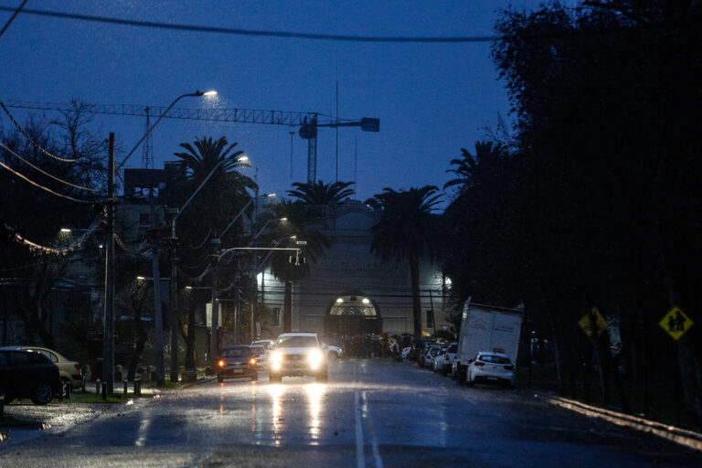 Estado del tránsito en la RM: Acumulación de agua y dificultades en los pasos bajo nivel por intensas lluvias