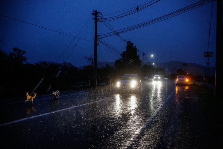 Cortes de luz por intensas lluvias: La Región Metropolitana tiene la mayor cantidad de clientes afectados
