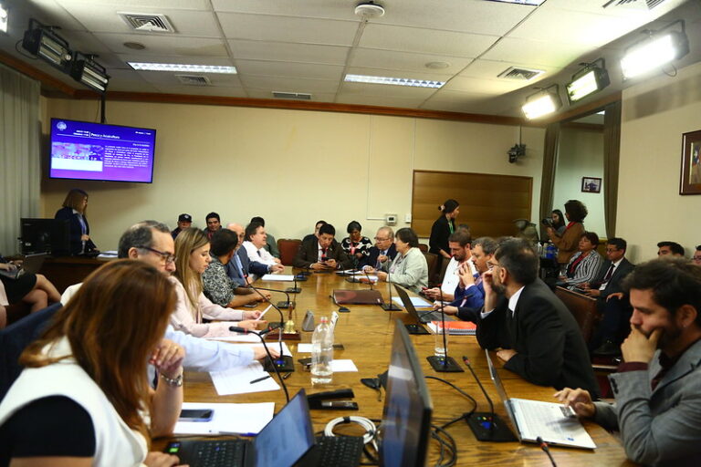 Suspenden mesa de trabajo de la Nueva Ley de Pesca ante polémica por indicaciones por parte de parlamentarios de oposición