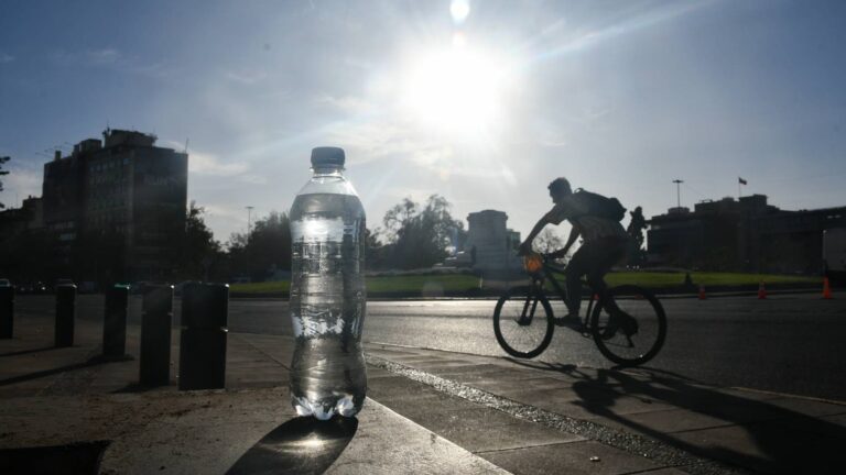 ¿Verano de San Juan? Suben las temperaturas en Santiago mientras Magallanes se prepara para nevadas