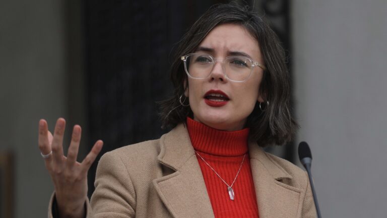 Vallejo responde de nuevo a Matthei: “Ingenuidad es creer que cortando relaciones con Venezuela tendremos mejores resultados”